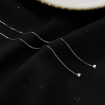 Длинные серьги-цепочки в белом серебре с тонкой линией-декором