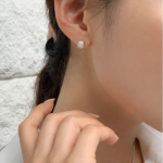 Мини-серьги с натуральным белым опалом из серебра 925 пробы