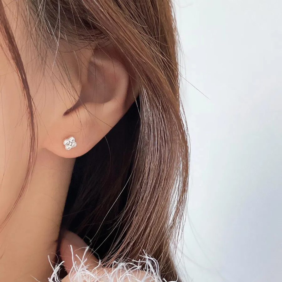 Серьги из серебра 925 пробы в форме маленького цветка с алмазной огранкой