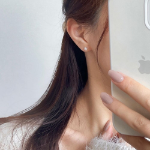 Серьги из серебра 925 пробы в форме маленького цветка с алмазной огранкой