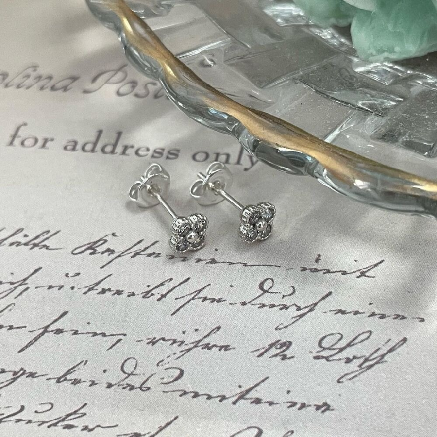 Серьги из серебра 925 пробы в форме маленького цветка с алмазной огранкой