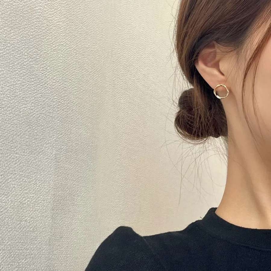 Серьги-кольца с волнообразным дизайном на титановом креплении (золото, серебро)