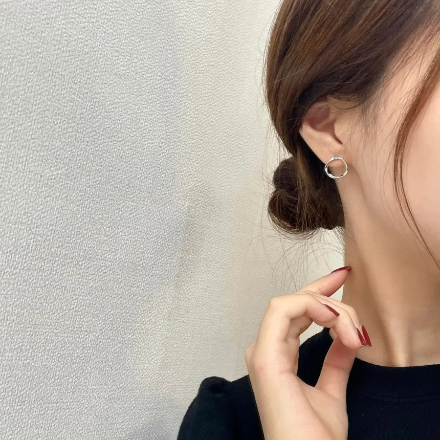 Серьги-кольца с волнообразным дизайном на титановом креплении (золото, серебро)