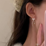 Серьги с бантиком и кисточками на серебряных швензах 925 пробы