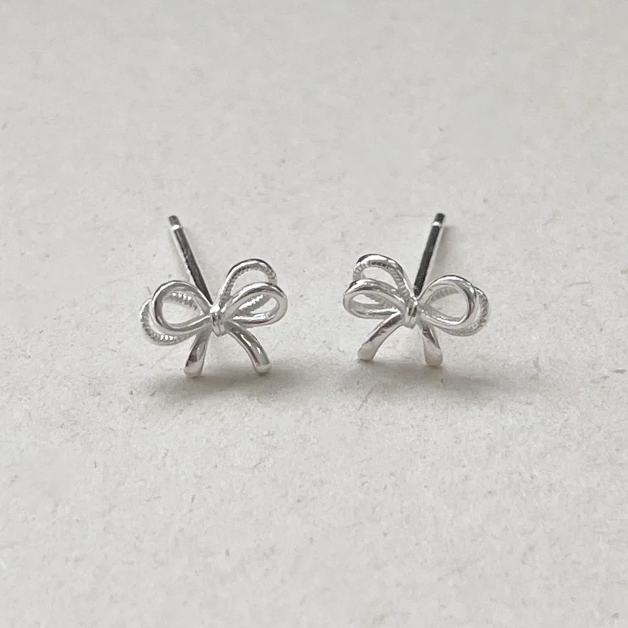 Серьги с двойным бантиком из серебра 925 пробы