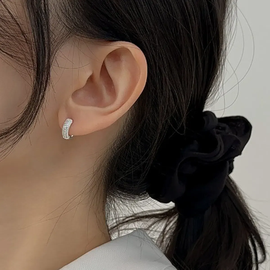 Серьги-кольца с крупными кубическими кристаллами и замком one-touch из серебра 925 пробы