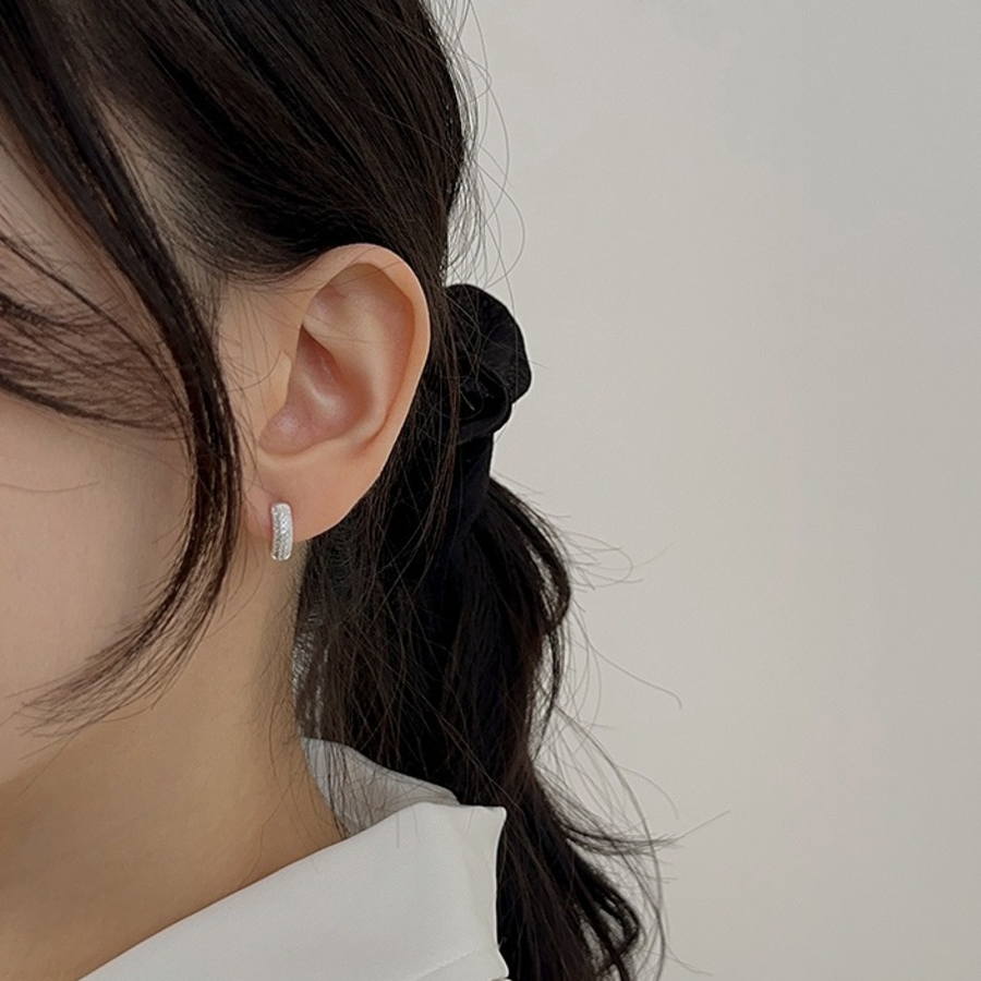 Серьги-кольца с крупными кубическими кристаллами и замком one-touch из серебра 925 пробы