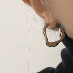 Серебряные серьги-полукольца с эффектом мягкой складки
