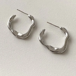 Серебряные серьги-полукольца с эффектом мягкой складки