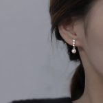 Серебряные серьги-капли с жемчугом и акцентом из кубического циркония