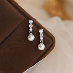 Серебряные серьги-капли с жемчугом и акцентом из кубического циркония