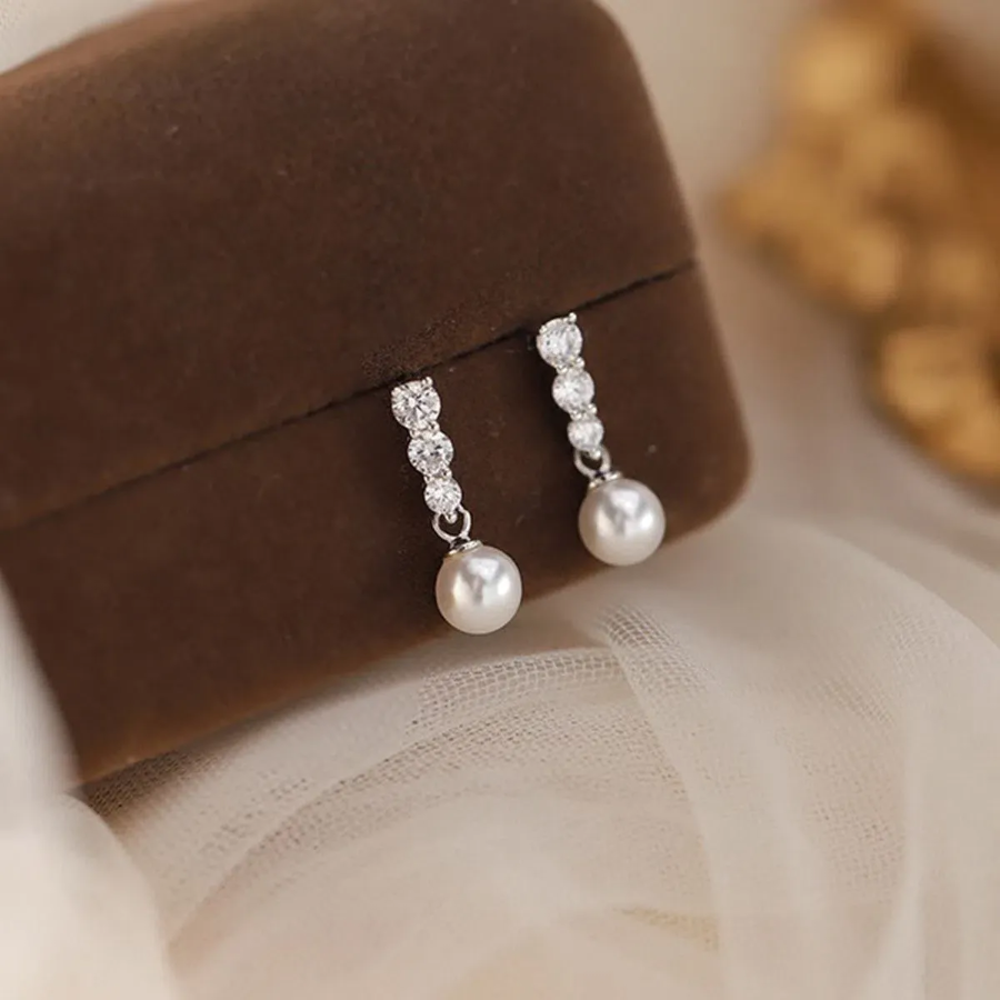 Серебряные серьги-капли с жемчугом и акцентом из кубического циркония