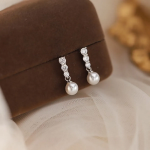 Серебряные серьги-капли с жемчугом и акцентом из кубического циркония