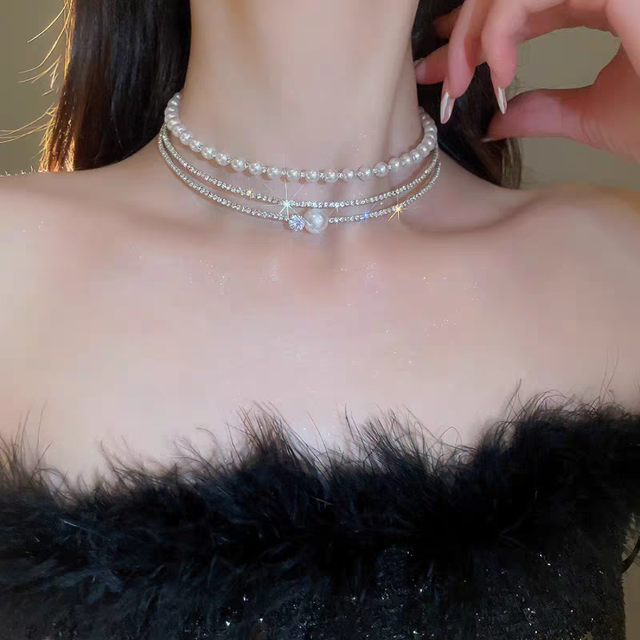 Тройное жемчужное чокер-ожерелье с вставками из кубического циркония