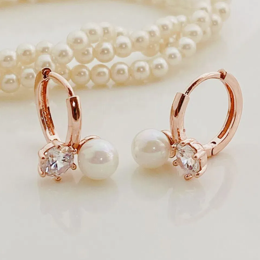 Женственные серьги-кольца с жемчугом и кубическим цирконием на замке «один касание»