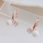 Женственные серьги-кольца с жемчугом и кубическим цирконием на замке «один касание»