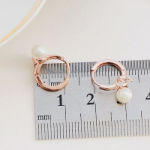 Женственные серьги-кольца с жемчугом и кубическим цирконием на замке «один касание»