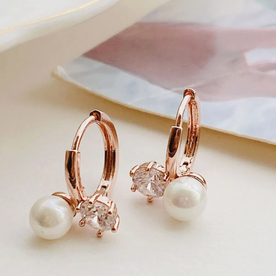 Женственные серьги-кольца с жемчугом и кубическим цирконием на замке «один касание»