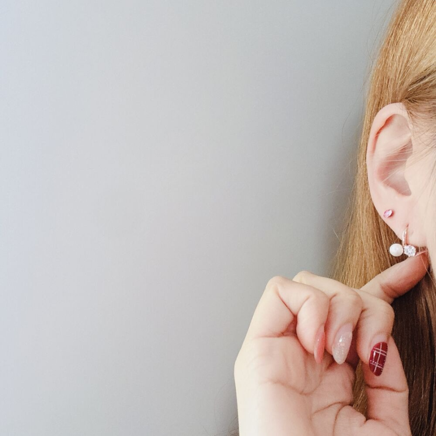 Женственные серьги-кольца с жемчугом и кубическим цирконием на замке «один касание»