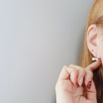 Женственные серьги-кольца с жемчугом и кубическим цирконием на замке «один касание»