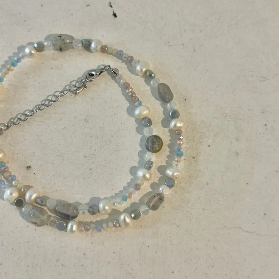 Колье с ярким лабрадором в огранке