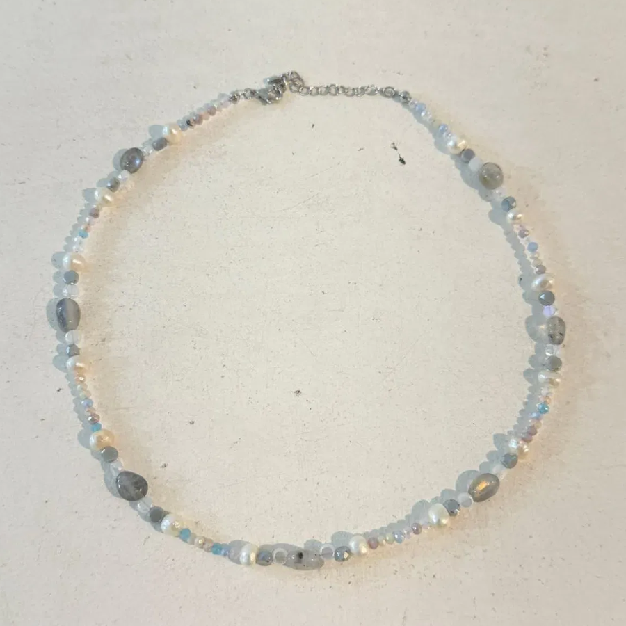 Колье с ярким лабрадором в огранке