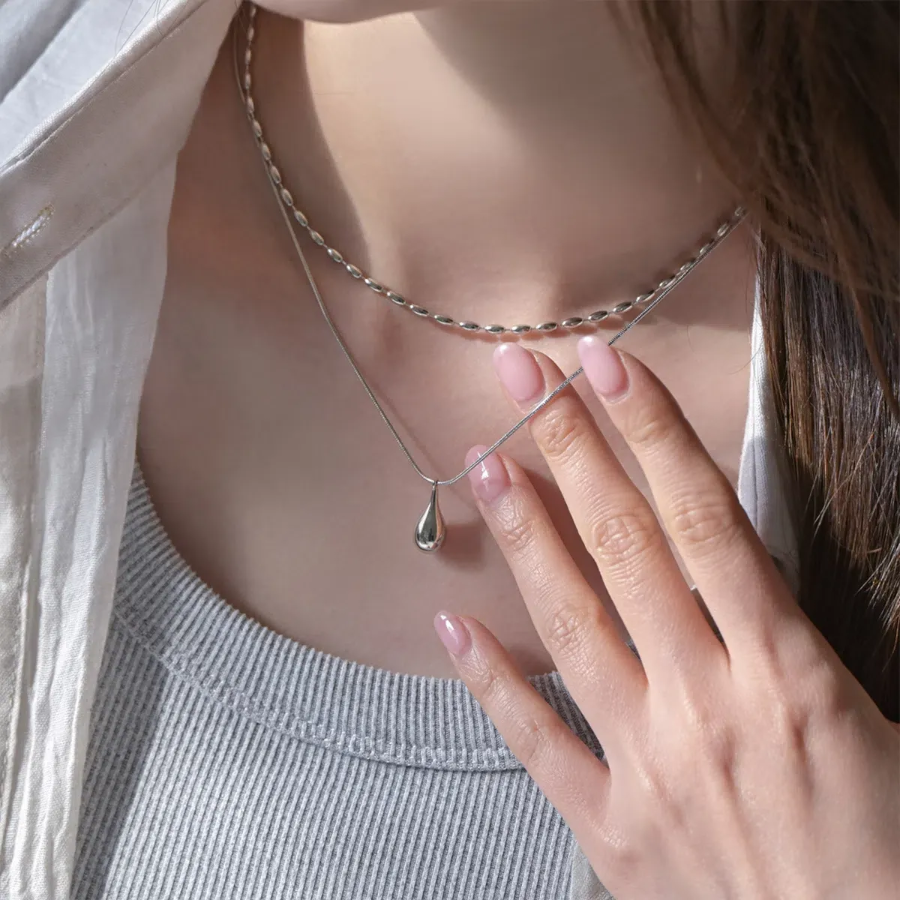 Серебристое многослойное колье с каплевидной подвеской