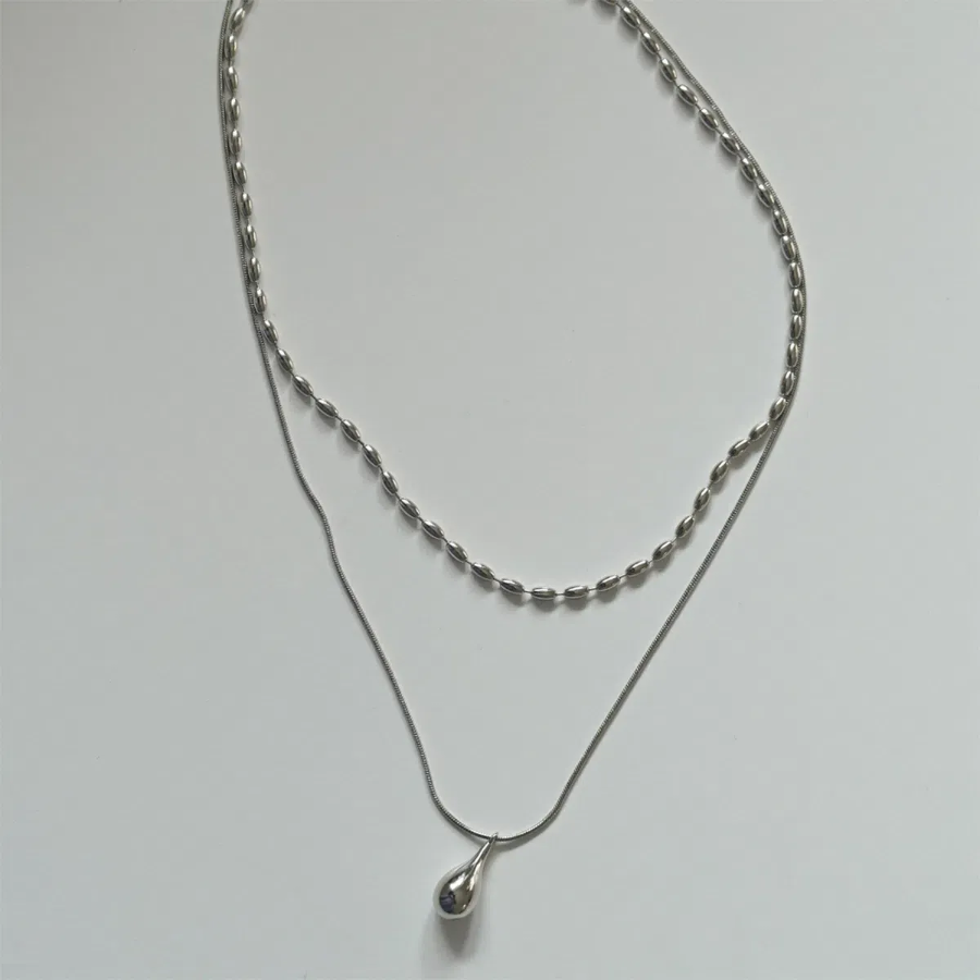 Серебристое многослойное колье с каплевидной подвеской