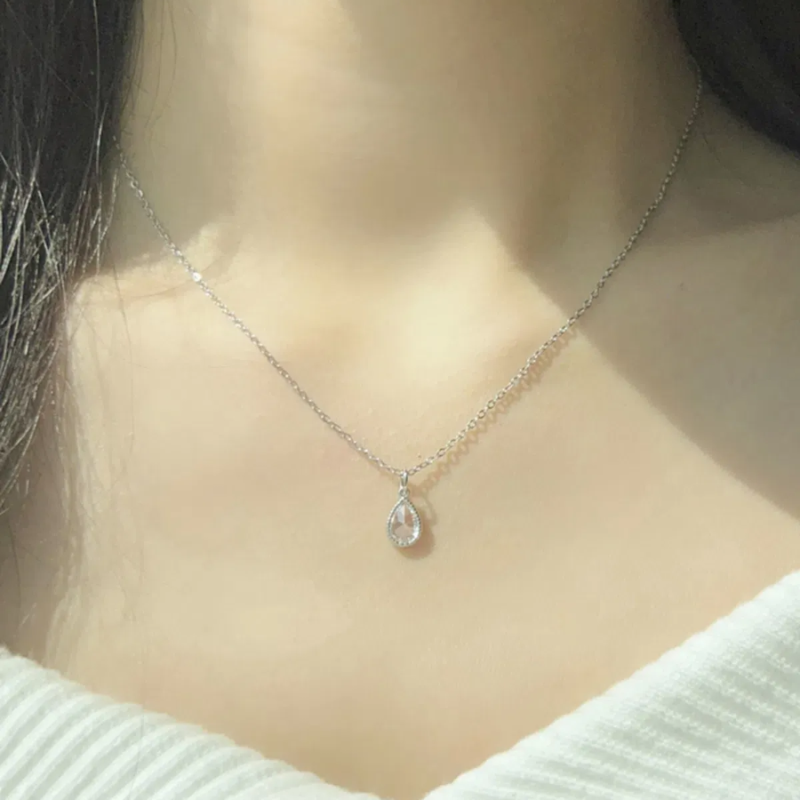 Серебристое колье с миниатюрной каплей из хирургической стали