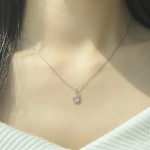 Серебристое колье с миниатюрной каплей из хирургической стали