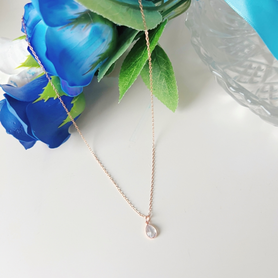 Серебристое колье с миниатюрной каплей из хирургической стали