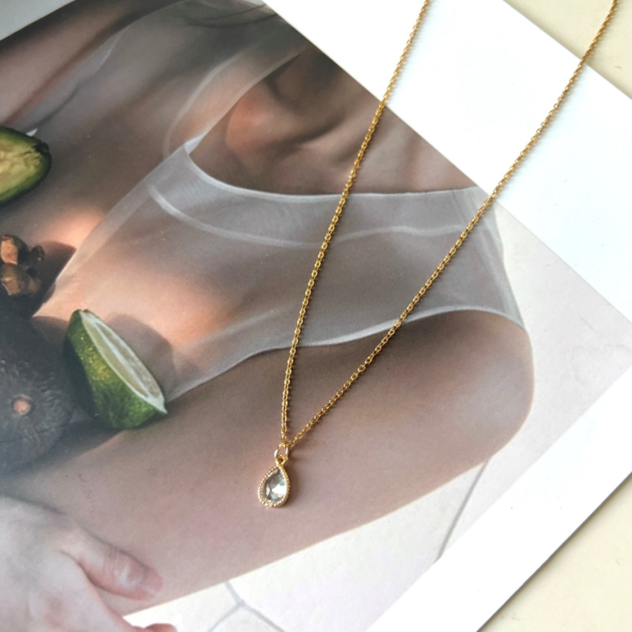 Серебристое колье с миниатюрной каплей из хирургической стали