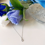 Серебристое колье с миниатюрной каплей из хирургической стали