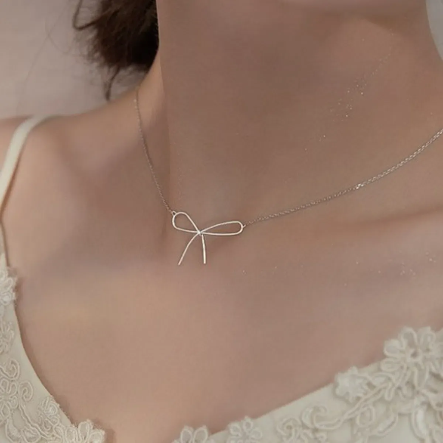 Тонкое колье с подвеской-лентой из серебра 925 пробы