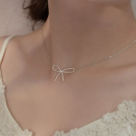 Тонкое колье с подвеской-лентой из серебра 925 пробы