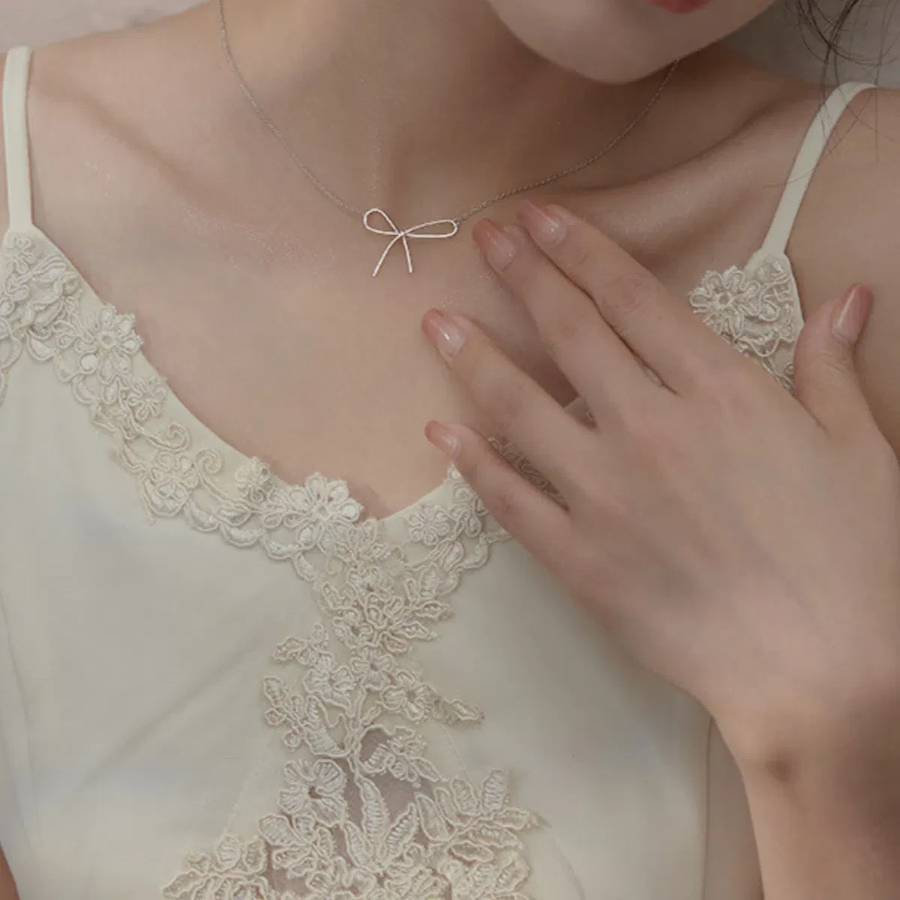 Тонкое колье с подвеской-лентой из серебра 925 пробы