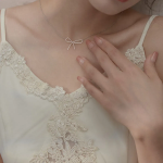 Тонкое колье с подвеской-лентой из серебра 925 пробы