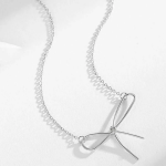 Тонкое колье с подвеской-лентой из серебра 925 пробы