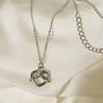 Ежедневное хирургическое колье с подвеской в виде сердца-претцеля