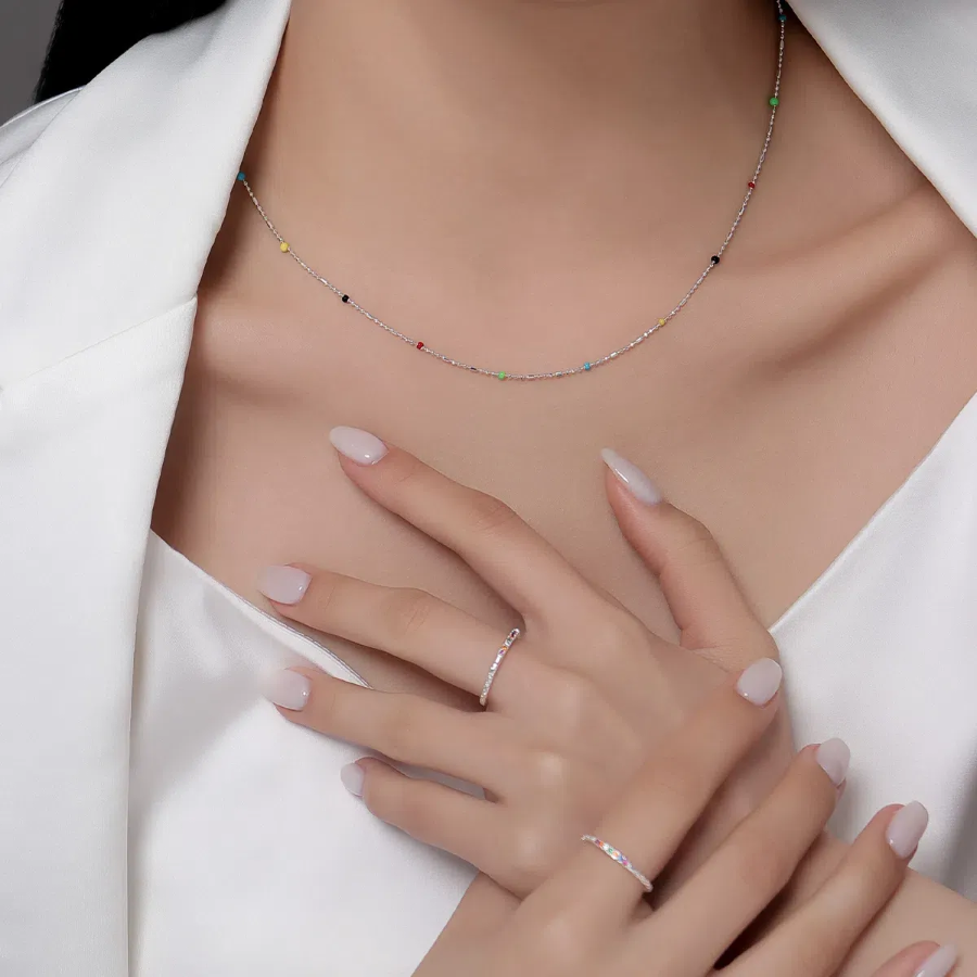 Многослойное колье с миниатюрными цветными бусинами в тропическом стиле