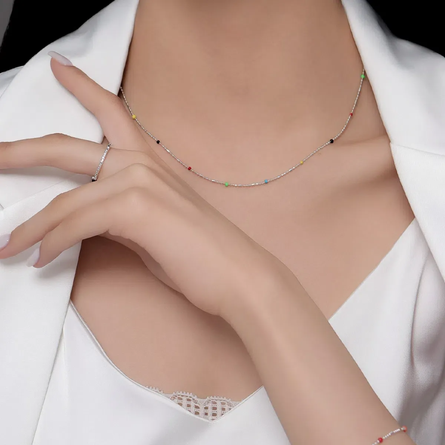 Многослойное колье с миниатюрными цветными бусинами в тропическом стиле