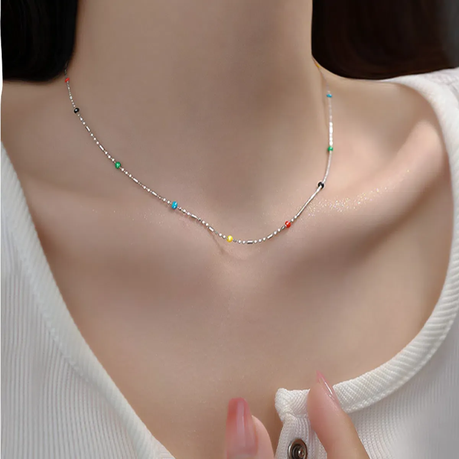 Многослойное колье с миниатюрными цветными бусинами в тропическом стиле