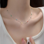 Многослойное колье с миниатюрными цветными бусинами в тропическом стиле