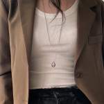 Серебристое колье с массивной каплей