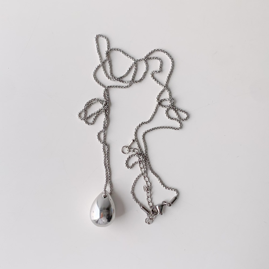 Серебристое колье с массивной каплей