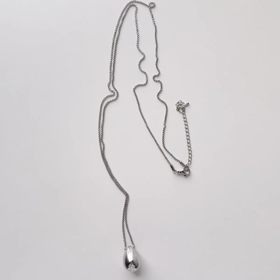 Серебристое колье с массивной каплей