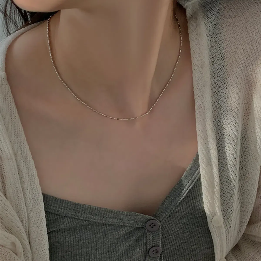 Серебристое колье с объёмной цепочкой-бусинами