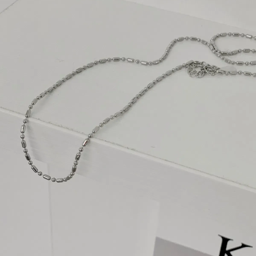 Серебристое колье с объёмной цепочкой-бусинами