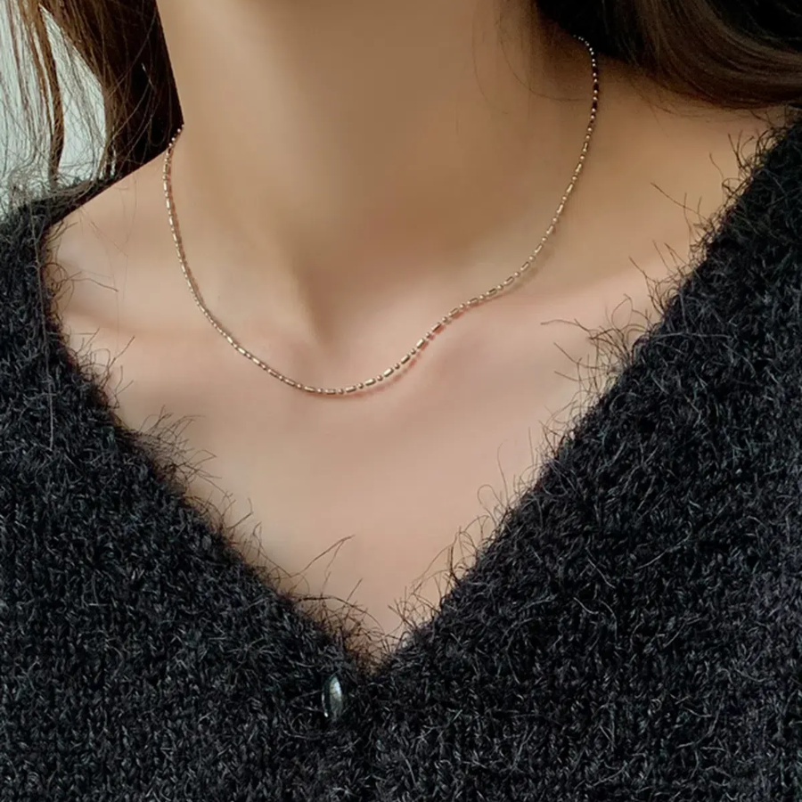 Серебристое колье с объёмной цепочкой-бусинами