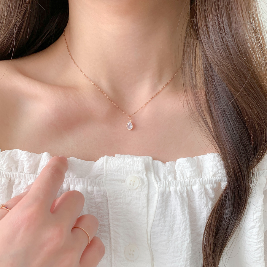 Колье с каплевидным кулоном в цвете розового золота и серебра